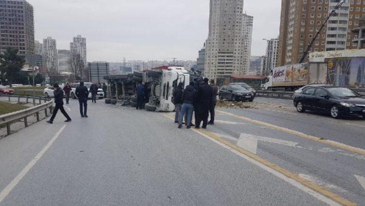 Son dakika: TEM'de hafriyat kamyonu devrildi!  G4