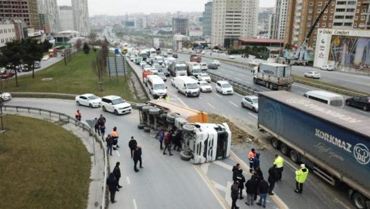 Son dakika: TEM'de hafriyat kamyonu devrildi!  G5