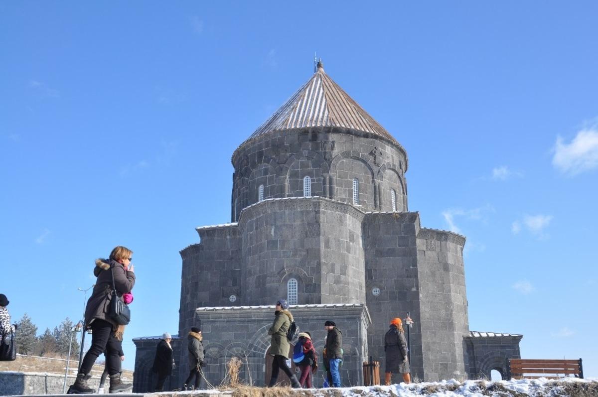 Kars&rsquo;a yerli ve yabancı turistlerden yoğun ilgi