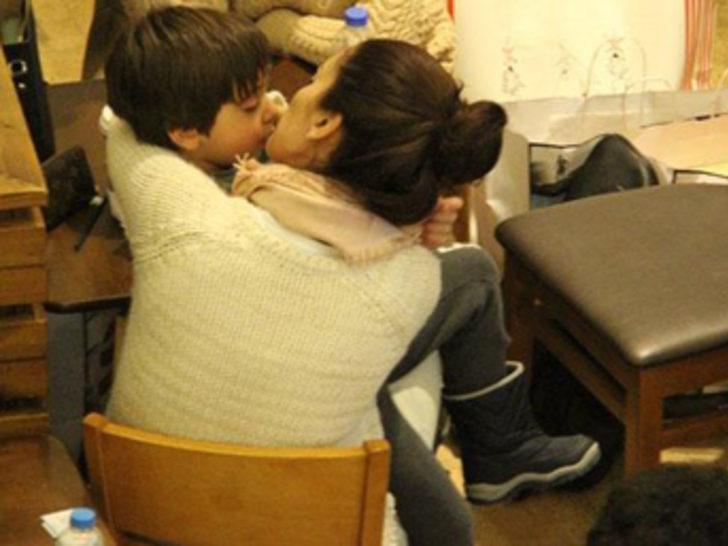 Bergüzar Korel oğlunu öpmeye doyamadı G1