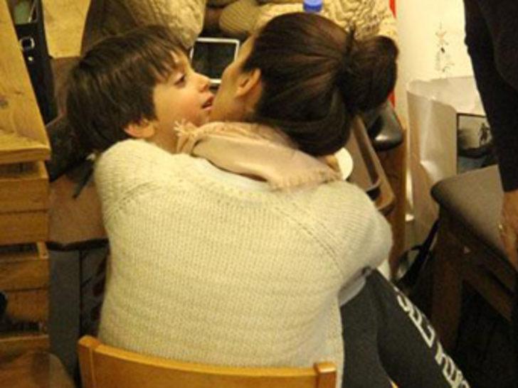 Bergüzar Korel oğlunu öpmeye doyamadı G2