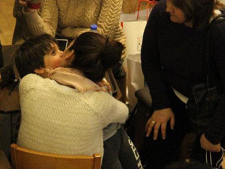 Bergüzar Korel oğlunu öpmeye doyamadı G3