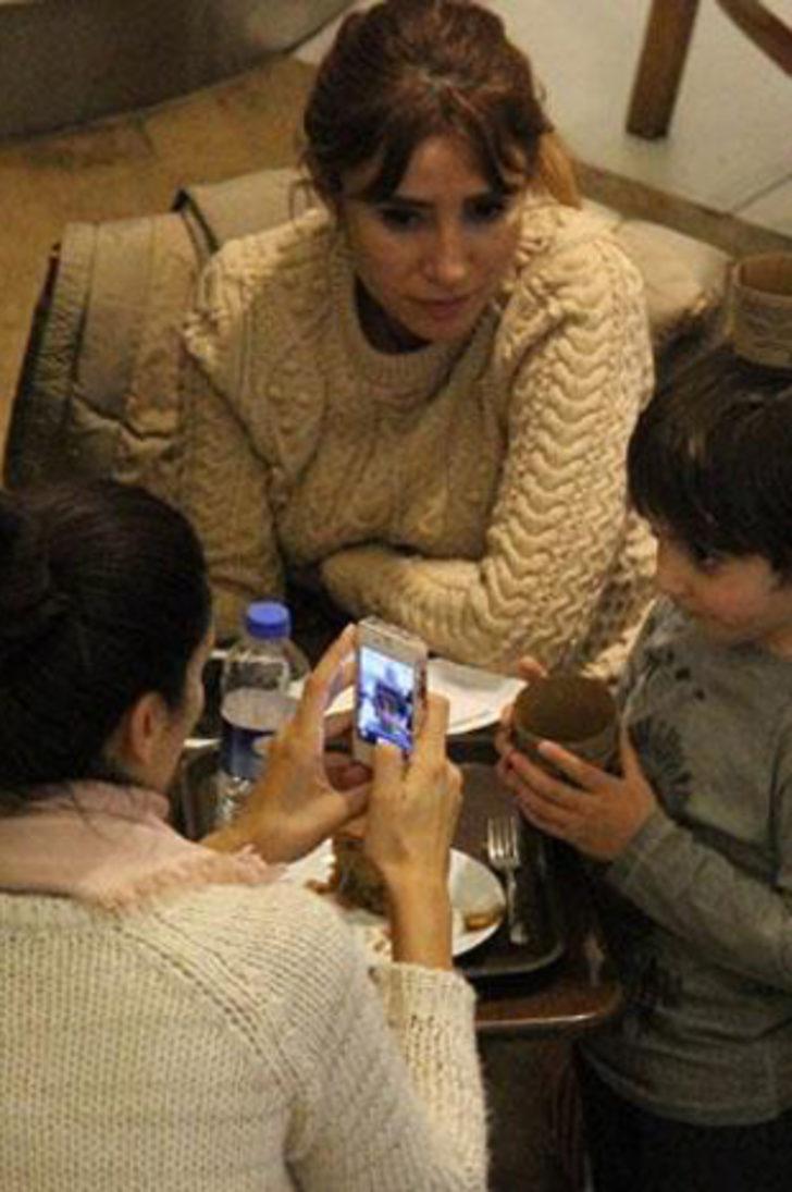 Bergüzar Korel oğlunu öpmeye doyamadı G4