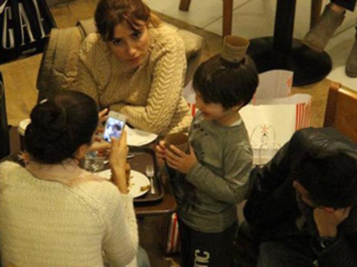 Bergüzar Korel oğlunu öpmeye doyamadı G5