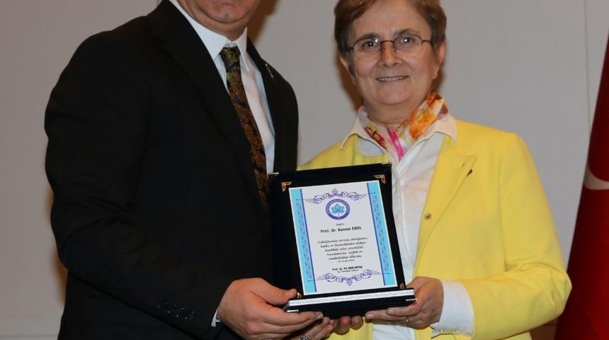 Prof. Dr. Kevser Erol, 36 yıl görev yaptığı ESOGÜ’den emekliliğe uğurlandı