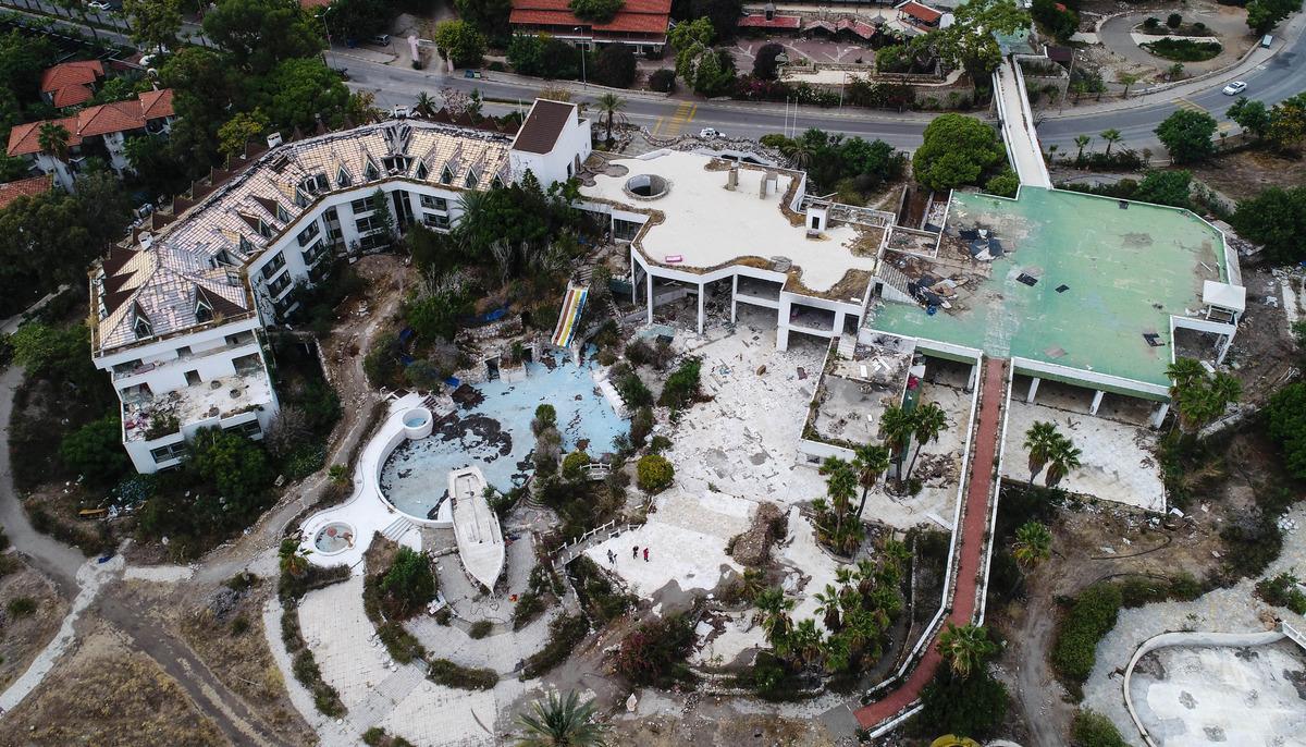 Kemer'de 'hayalet otel' icradan 96 milyon liraya satılık