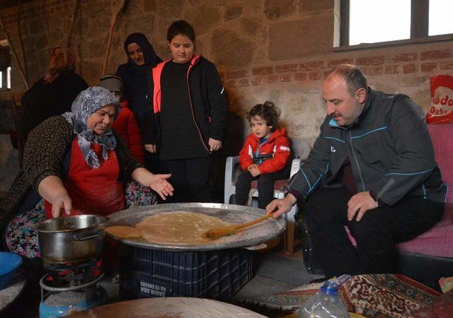 Bakan Varank'tan gözleme paylaşımı