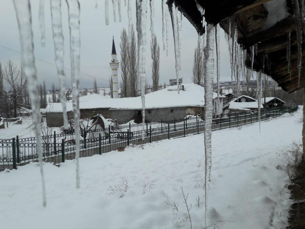 Yeşilyurt&rsquo;ta soğuk hava ve kar yağışı etili oldu