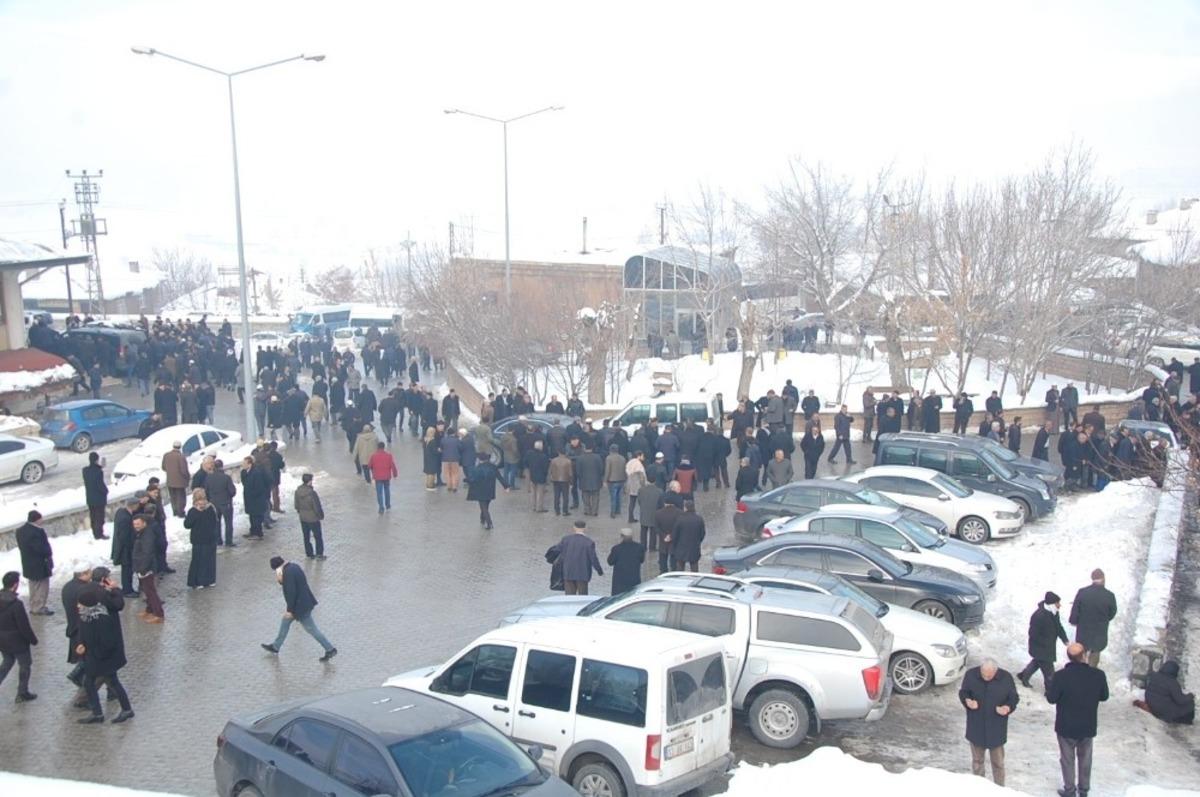 G&uuml;roymak, kaybettiği barış el&ccedil;isine ağlıyor