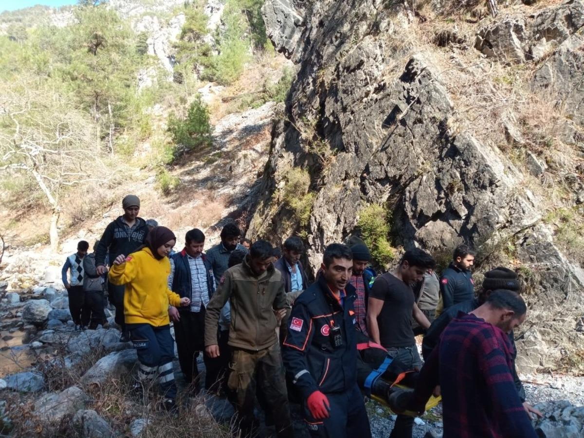 Kayalıklardan u&ccedil;uruma d&uuml;şen vatandaşı AFAD ekipleri kurtardı