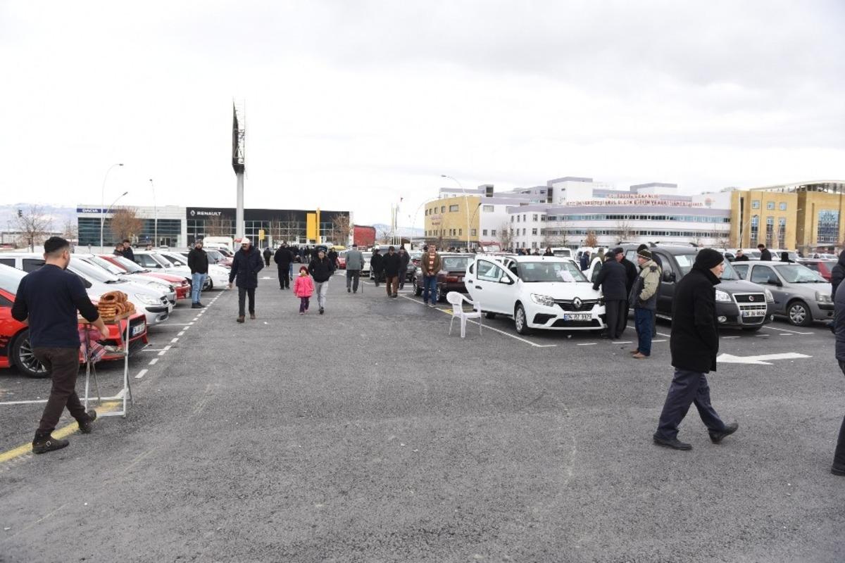 &Ccedil;orum&rsquo;da ikinci el oto pazarı yenilendi