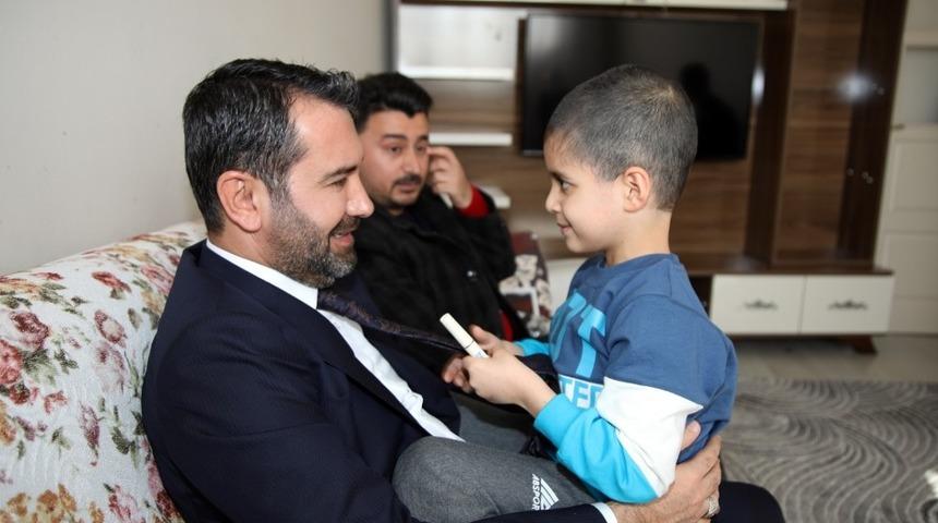 Tedavisine başlanılan Taha&rsquo;yı, Başkan Şerifoğulları ziyaret etti