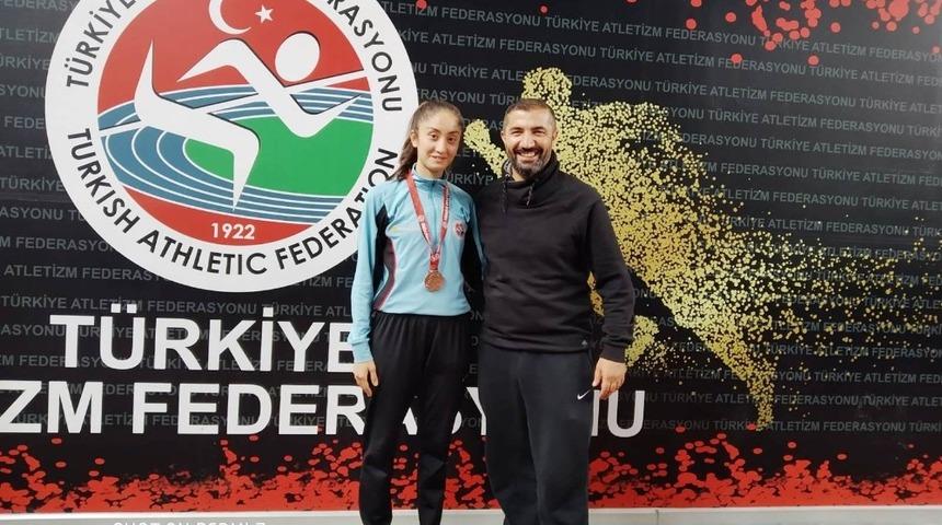 Şanlıurfalı sporcu Nidanur akranlarına &ouml;rnek oldu