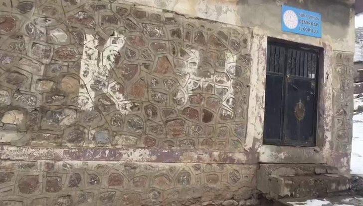 Siirt'te köy okulunda öğretmenin soba maşasıyla öğrencileri yaktığı iddiası sonrası harekete geçildi! G3