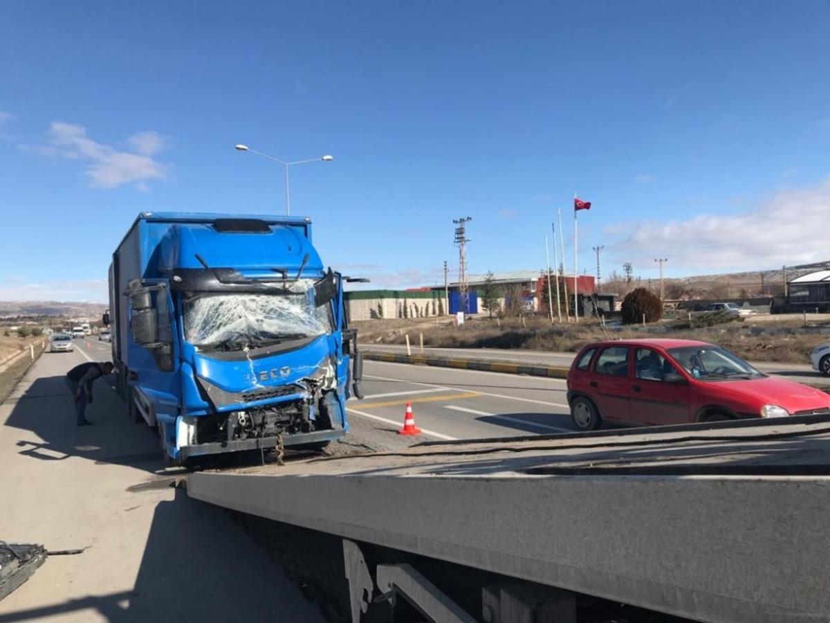 Kargo kamyonu ile tanker &ccedil;arpıştı: 1 yaralı