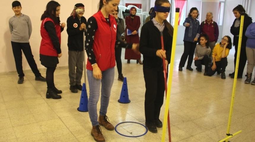 &Ouml;ğrencilere beyaz baston eğitimi