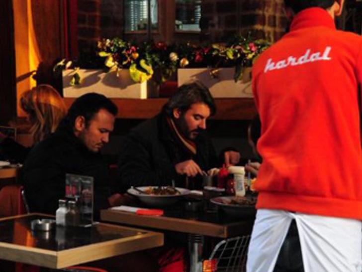 Ali Sunal çatal fırlattı G3