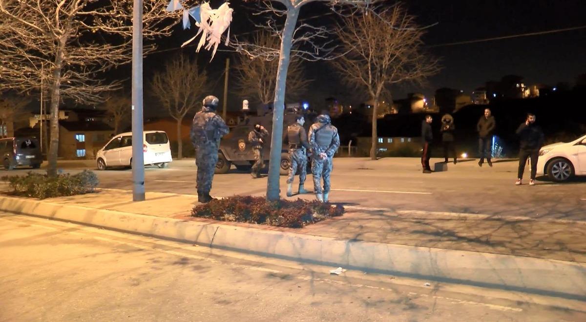 Arnavutk&ouml;y'de bir markete el yapımı patlayıcı atıldı