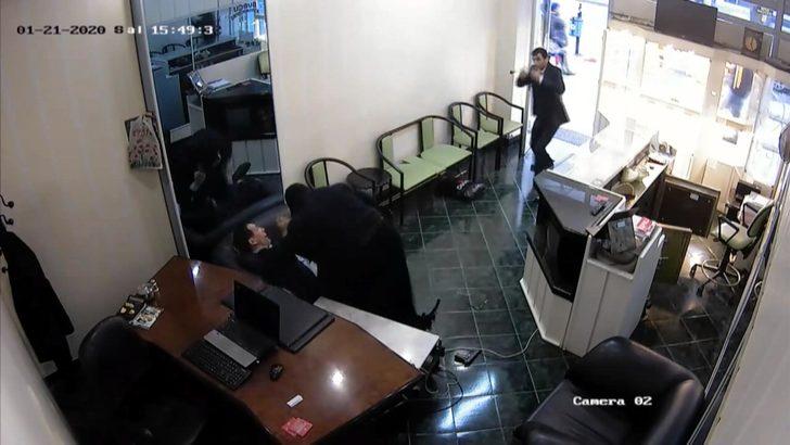 Kara çarşaflı soyguncuyu esnaf etkisiz hale getirdi! O anlar kamerada G2