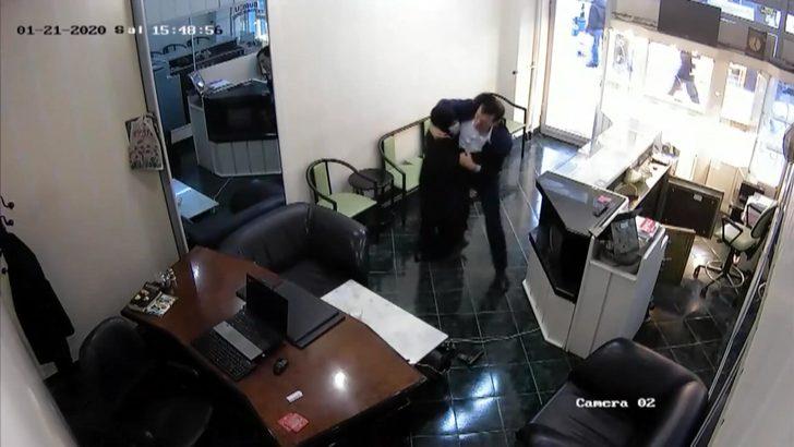 Kara çarşaflı soyguncuyu esnaf etkisiz hale getirdi! O anlar kamerada G4