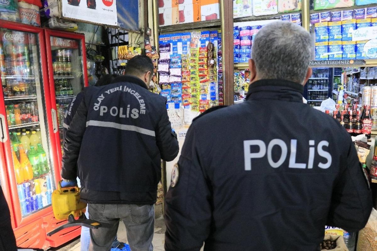 Tabancayla kız kardeşini korkutmak isteyen kişi kazara kendini vurdu