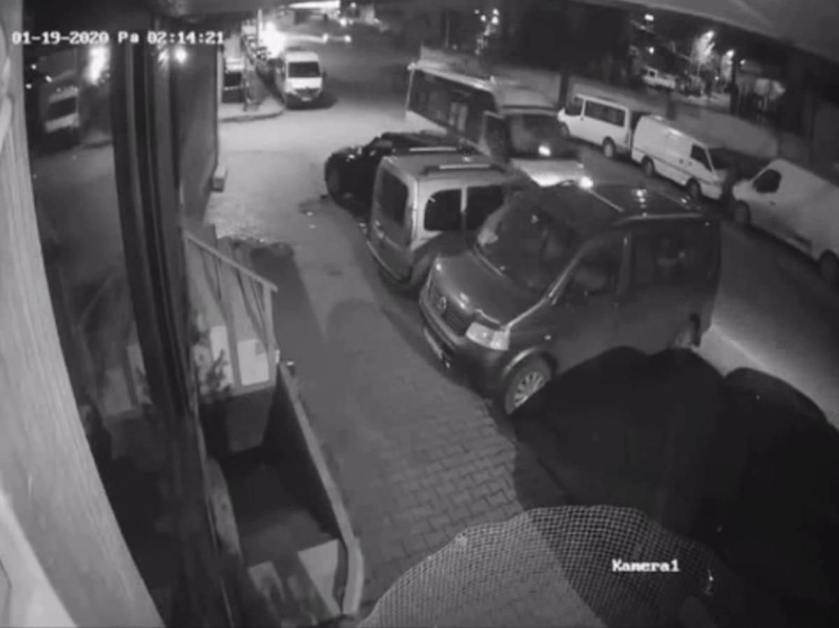 İstanbul'da uyuyakalan minib&uuml;s s&uuml;r&uuml;c&uuml;s&uuml; ara&ccedil;lara &ccedil;arptı
