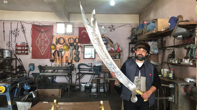 Demirci ustası, 'Zülfikar' kılıç yaptı
