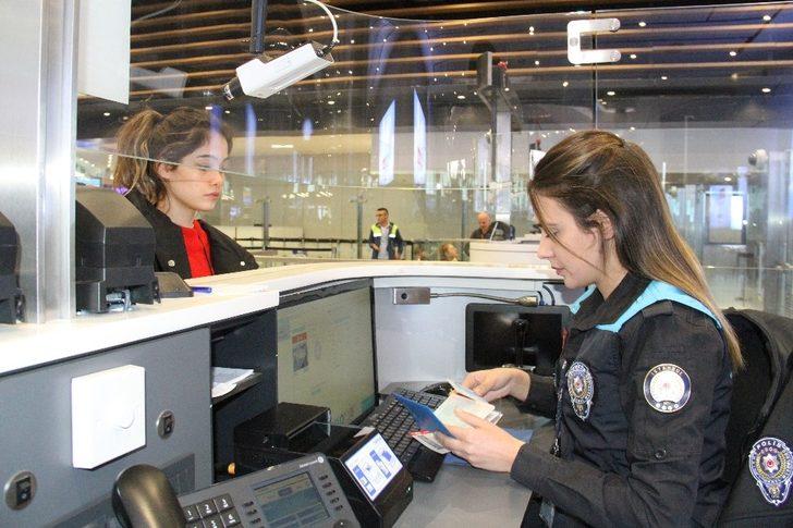 Bakan Soylu talimat vermişti! Pasaport polisleri yeni kıyafetlerini giydi G2