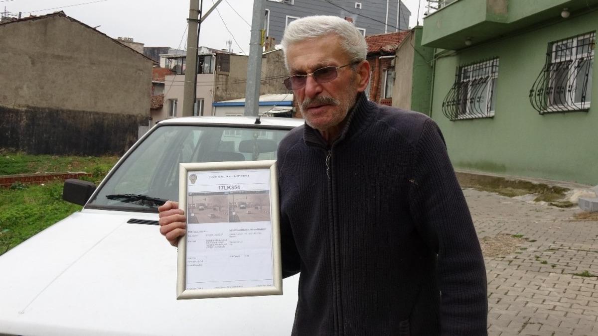 75 yaşındaki adam hayatında ilk kez trafik cezası yedi, hatıra kalsın diye &ccedil;er&ccedil;eveletti