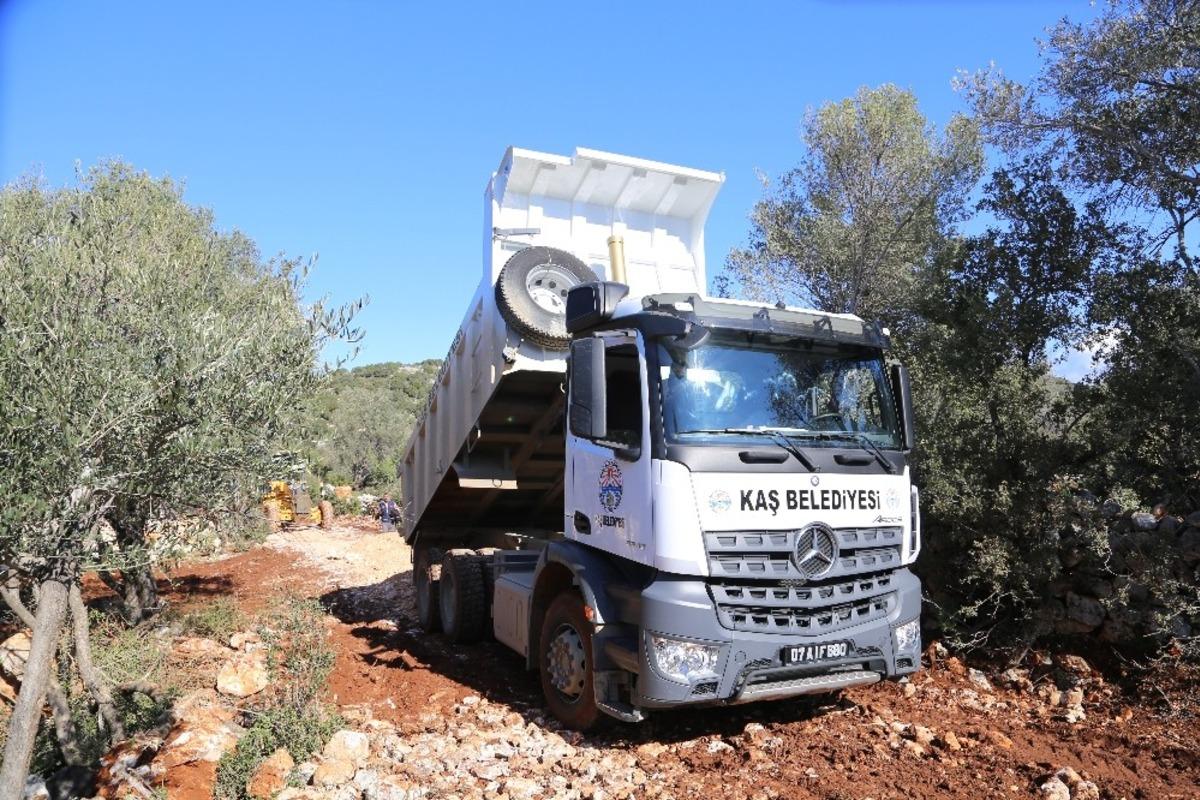 Kaş Belediyesinden stabilize yol &ccedil;alışması
