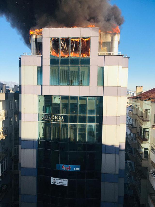 Antalya'da, iş merkezinin çatı katında yangın (1)