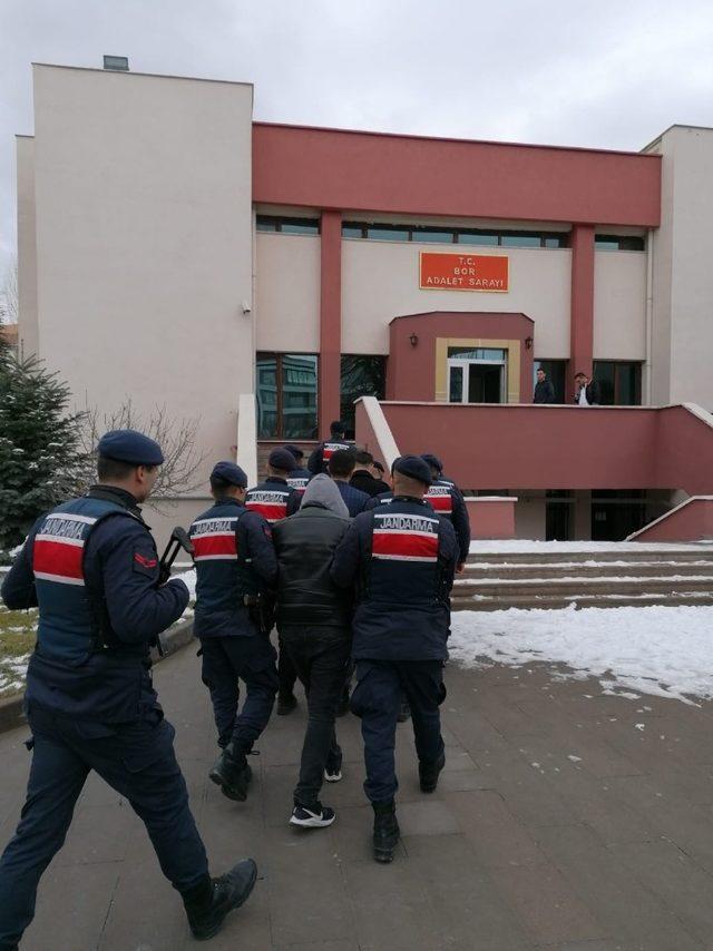 Kendilerini jandarma olarak tanıtan dolandırıcılar gözaltına alındı