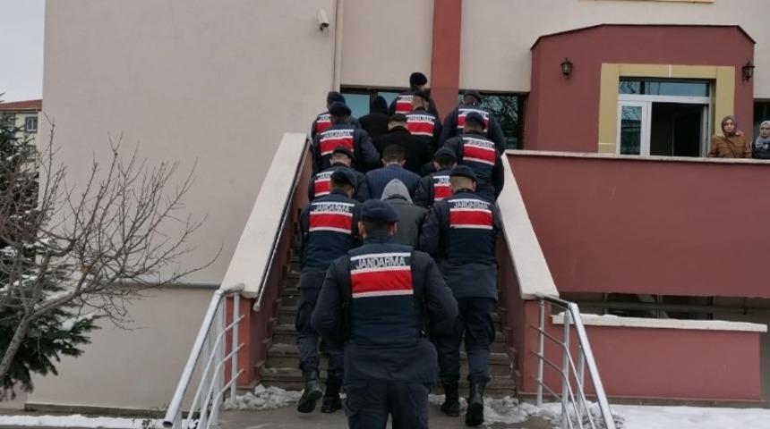 Kendilerini jandarma olarak tanıtan dolandırıcılar g&ouml;zaltına alındı