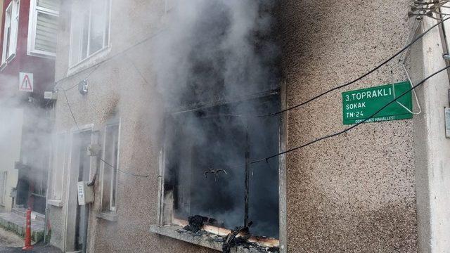 Satılığa çıkarılan müstakil ev alev alev yandı