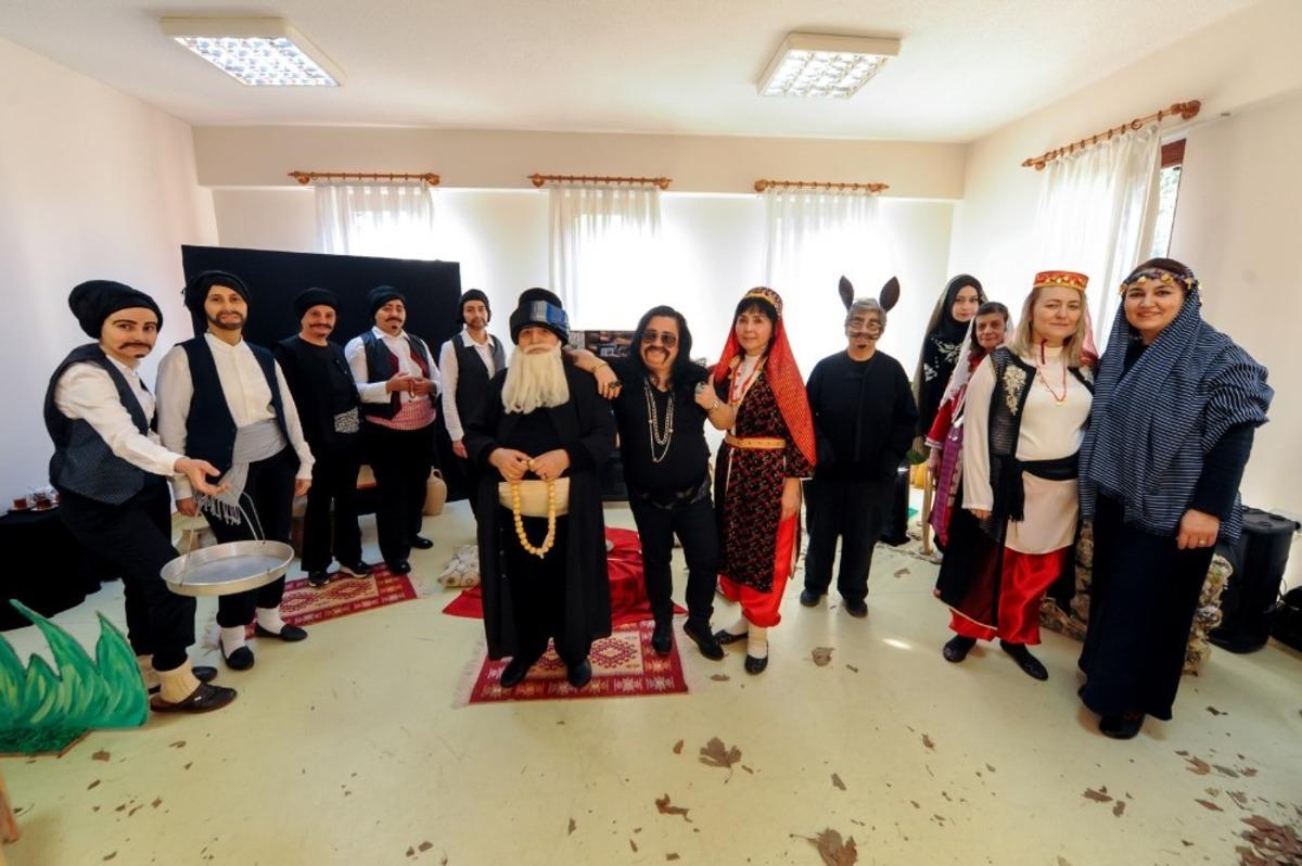 Huzurevi sakinleri g&ouml;n&uuml;llerince eğlendi
