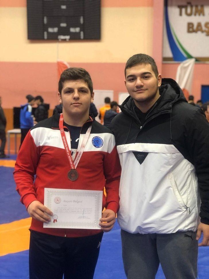 İlkadımlı güreşçiler dereceyle döndü G4