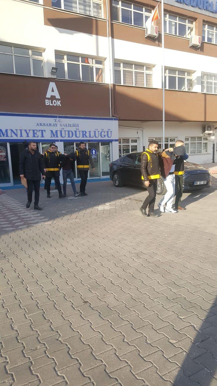 Dövüp otomobile aldıkları Afgan'ı, parasını alıp araçtan attılar G1