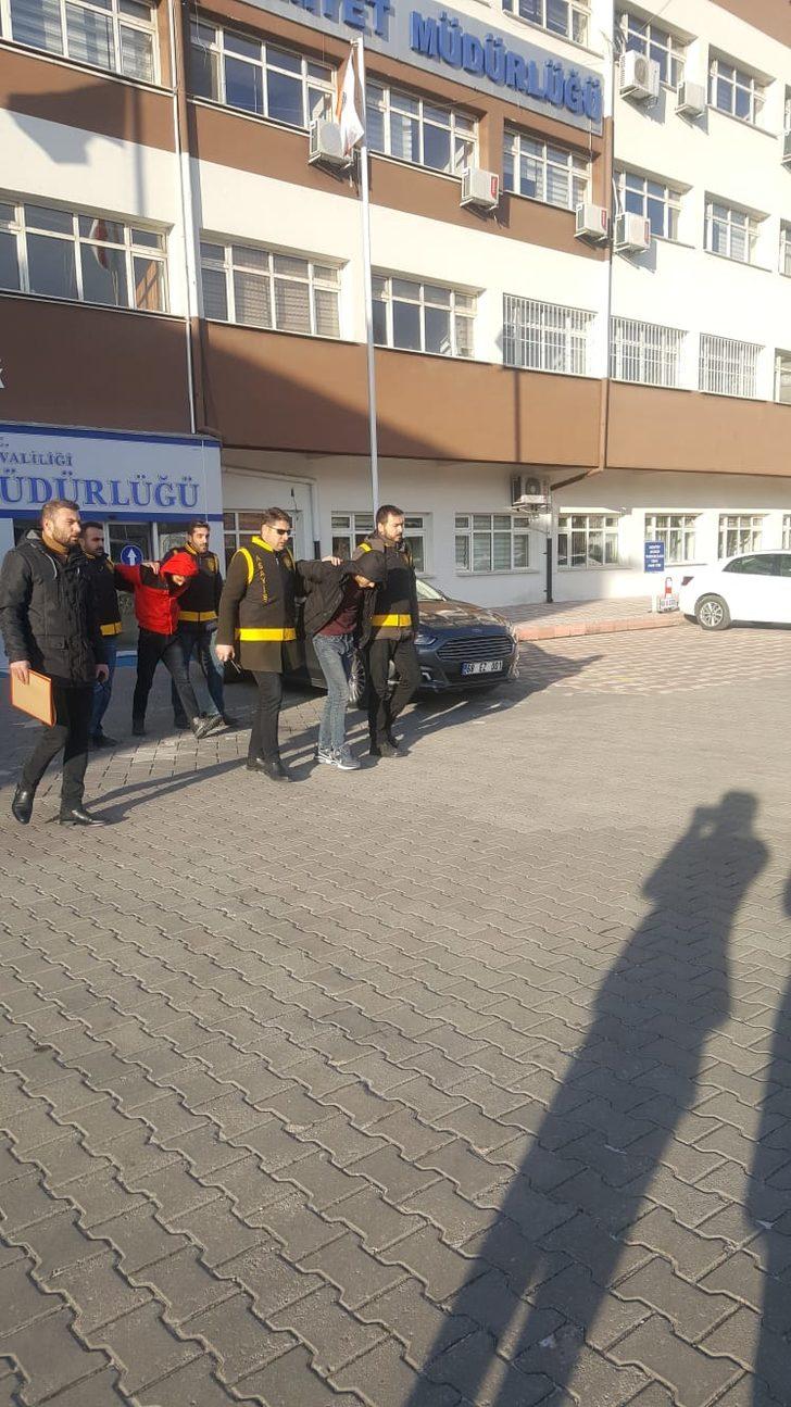 Dövüp otomobile aldıkları Afgan'ı, parasını alıp araçtan attılar G3