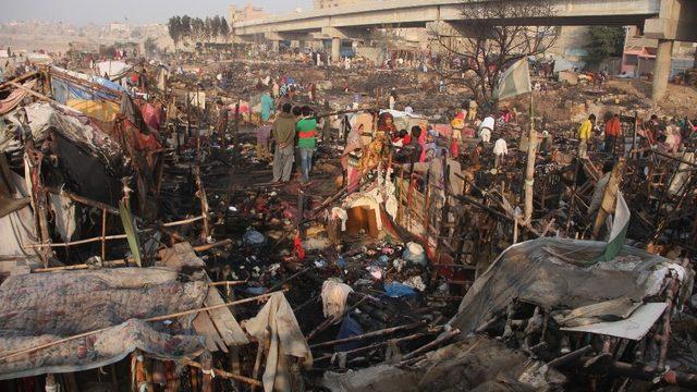 Pakistan’da 400 gecekondu yandı
