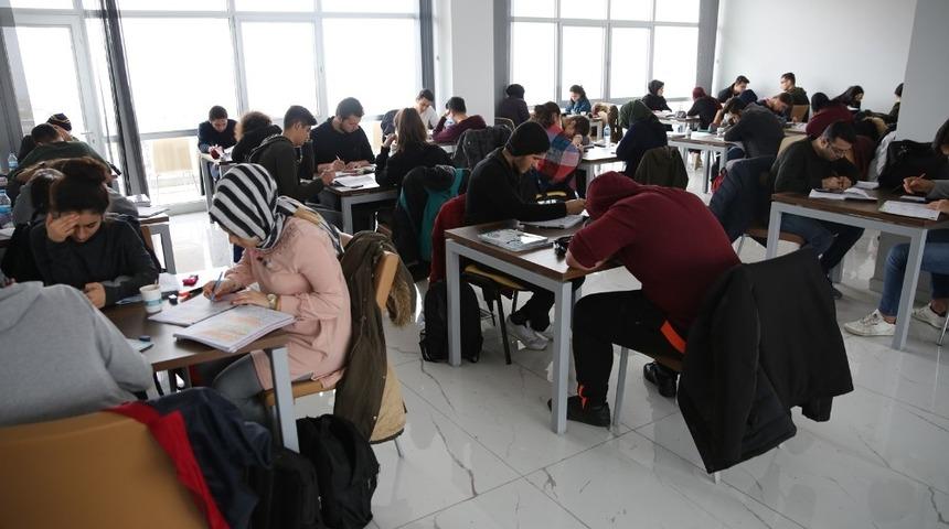 &Ouml;ğrenciler tatilini gen&ccedil;lik merkezinde ge&ccedil;iriyor