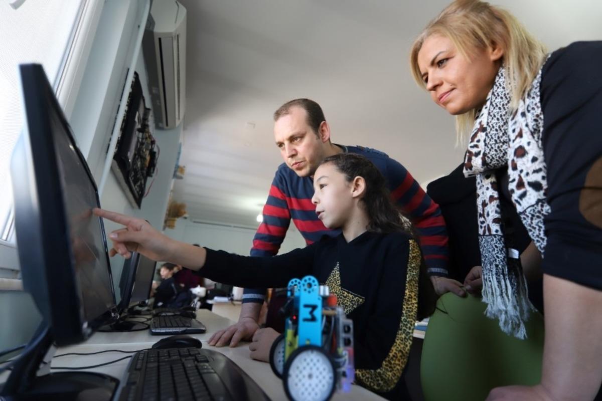 Bilgievleri robotik kodlama ile &ouml;ğrencilere ışık tutuyor