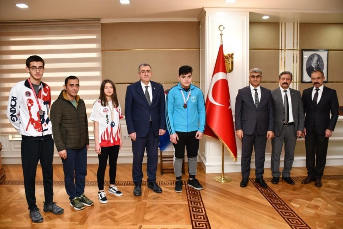 Sporculardan Vali G&uuml;rel&rsquo;e ziyaret