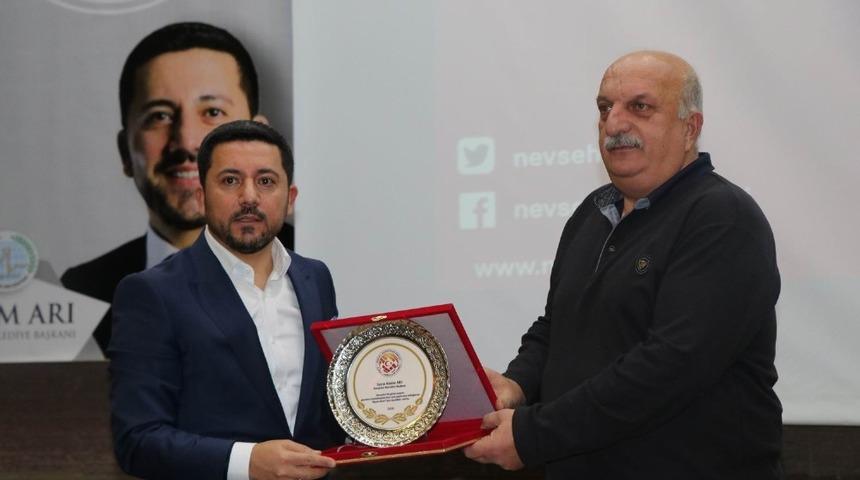 K&uuml;resel Gazeteciler Konseyi&rsquo;nden Başkan Arı&rsquo;ya teşekk&uuml;r plaketi