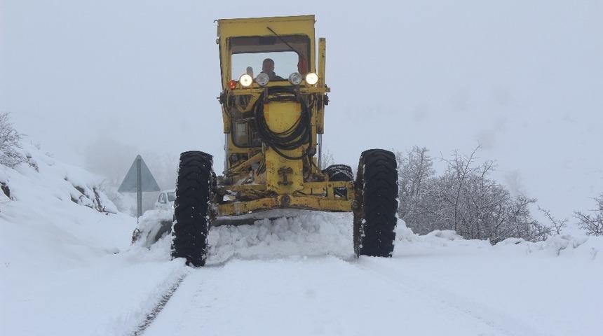 Elazığ&rsquo;da kardan kapanan 67 k&ouml;y yolu a&ccedil;ıldı, 6&rsquo;sında &ccedil;alışma s&uuml;r&uuml;yor