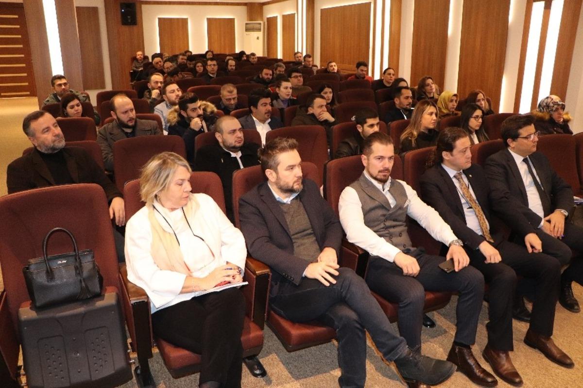 İş adamlarına &rsquo;sosyal medya ile &ouml;ne &ccedil;ıkmanın yolları&rsquo; anlatıldı