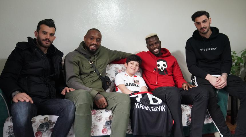 Gaziantep FK'lı futbolculardan k&uuml;&ccedil;&uuml;k taraftara destek &nbsp;