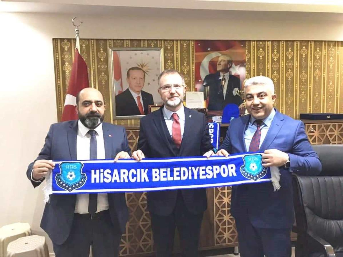 Hisarcık Belediyespor&rsquo;un satışa sunduğu atkı ve bereler ilgi g&ouml;r&uuml;yor