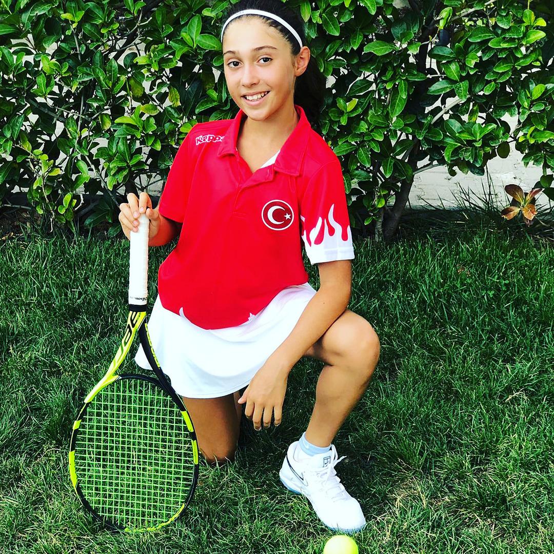 Tenis&ccedil;i Esila'nın kendi k&uuml;&ccedil;&uuml;k hedefi b&uuml;y&uuml;k