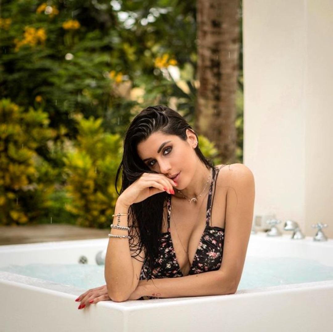 &Uuml;nl&uuml; basketbolcu Valentina Vignali'nin &ccedil;ırıl&ccedil;ıplak pozuna beğeni yağdı