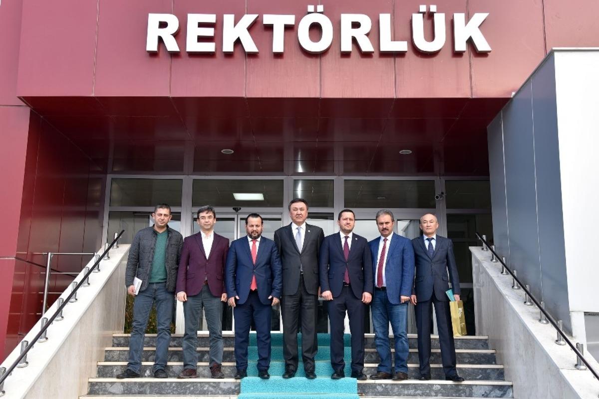Kırgızistan Ankara B&uuml;y&uuml;kel&ccedil;isinden Rekt&ouml;r Akg&uuml;l&rsquo;e ziyaret